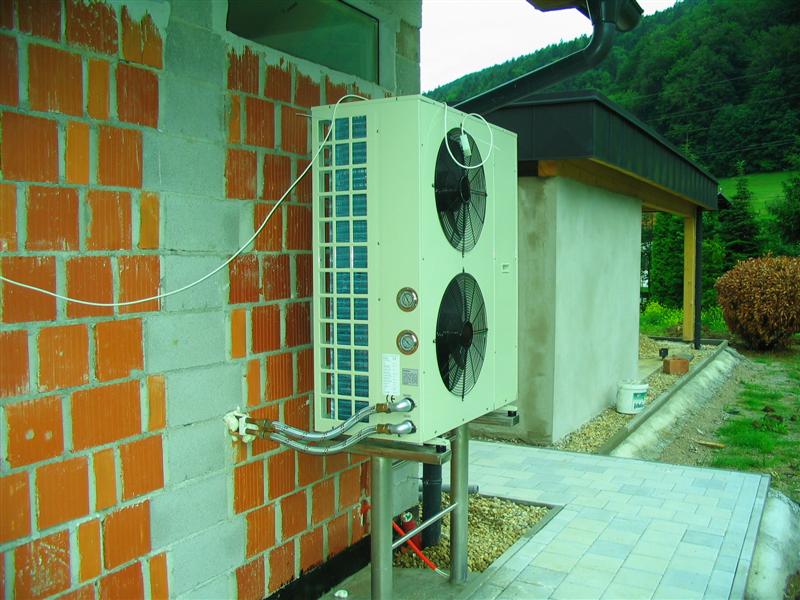 montirana toplotna črpalka zrak - voda